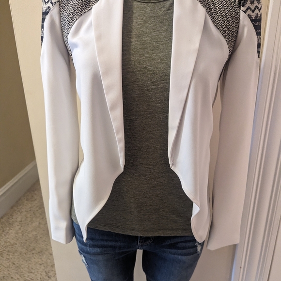 Y2K bebe white open front blacker with printed shoulders size 2 - Picture 5 of 8